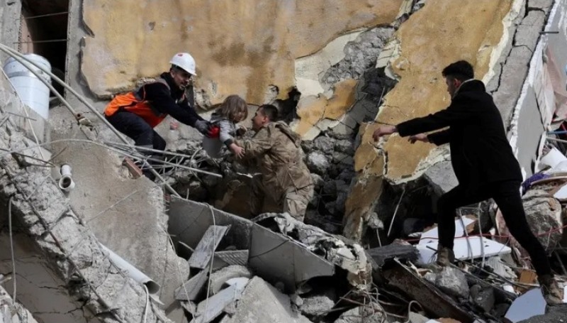 ضحايا الزلزال الى حوالي 47 الف .. وإنقاذ عائلة سورية