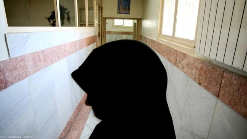 “الغارديان”: اغتصاب واعتداءات جنسية على الجنسين في سجون إيران