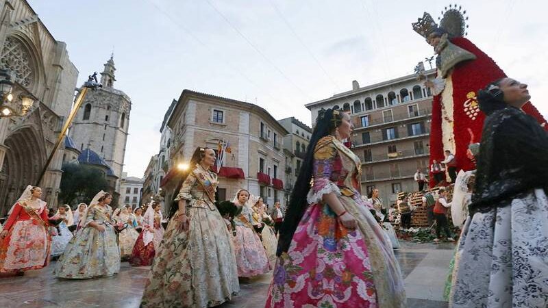 إسبانيا تعيد إحياء احتفالات “ليلة النار “