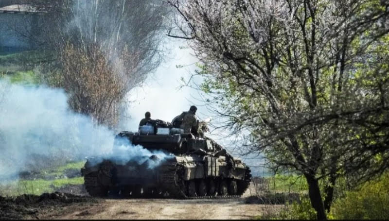 اليوم 412 للحرب: مشكلات الإمداد تدفع كييف للانسحاب من مناطق في باخموت
