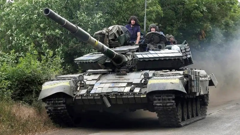 قصف أوكراني على لوغانسك وزيلينسكي في أوروبا مطالبا بالدعم