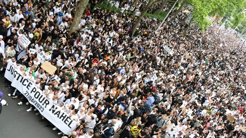 مقتل “نائل” يشعل باريس وضواحيها .. مسيرة بيضاء ومنع تجول واعتقالات