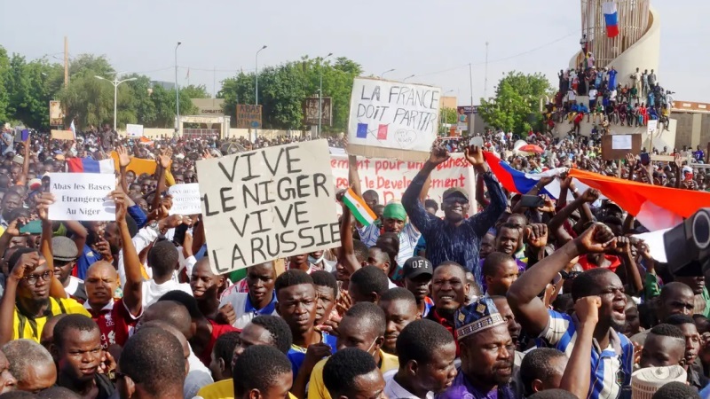 متظاهرو النيجر “تحيا روسيا” و”لتسقط فرنسا”.. وماكرون لن يتسامح