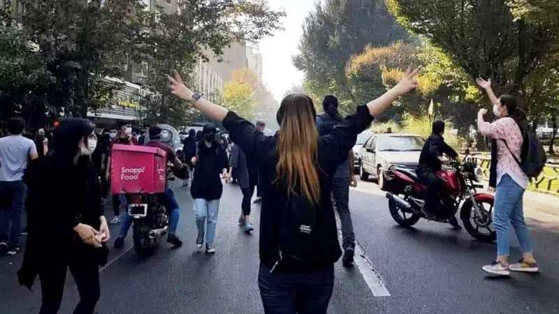 عودة “شرطة الأخلاق” لفرض “الحجاب والعفة” على الإيرانيات!