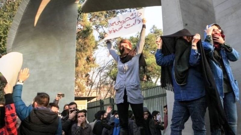 إيران: أجهزة الأمن تتدخل في الجامعات وتحذير من عواقب طرد الأكاديميين