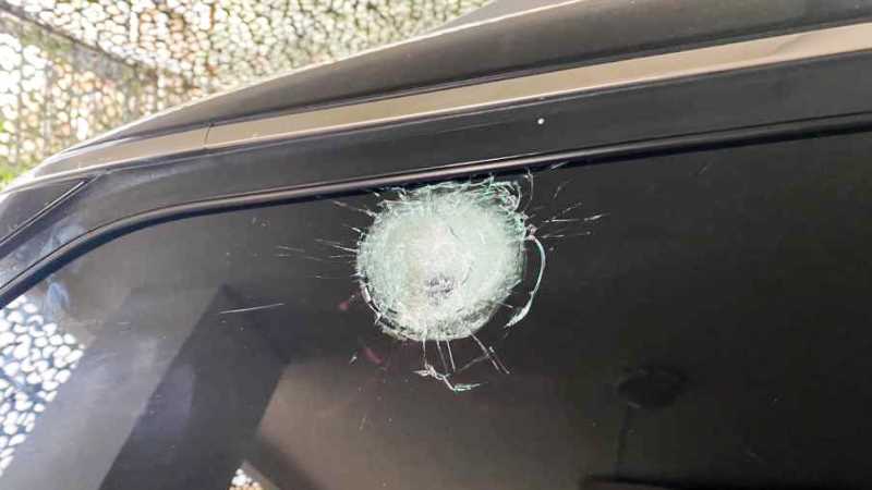 رصاص مرتد يصيب سيارة وزير الدفاع اللبناني
