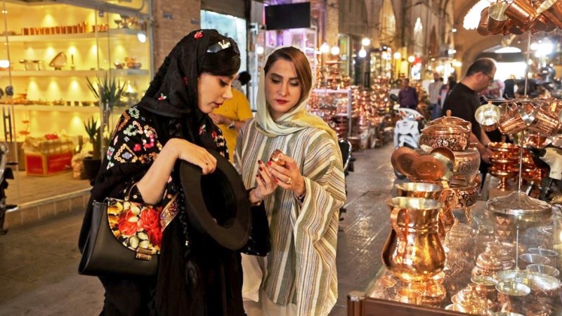 نواب ايران يوافقون على قانون “دعم ثقافة الحجاب والعفاف” لمعاقبة النساء