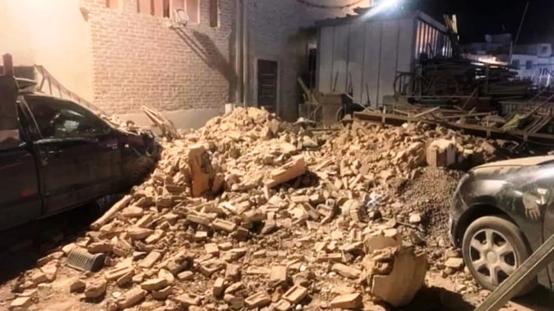 296 قتيلا حصيلة زلزال المغرب .. صدمة وذعر والناس في الشوارع