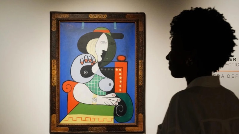 لوحة بيكاسو “إمرأة الساعة” تعرض في دبي قبل بيعها بمزاد نيويورك