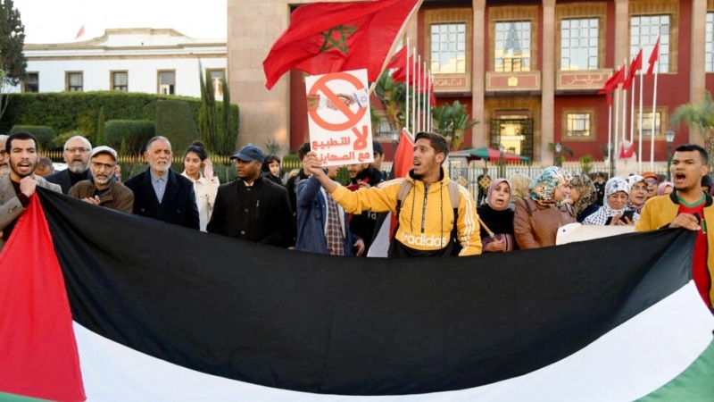 مغاربة يحرقون العلم الإسرائيلي احتجاجا على التطبيع البرلماني