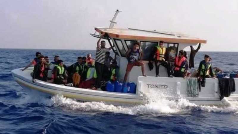 الجيش اللبناني ينقذ 35 شخصا على مركب هجرة غير شرعي