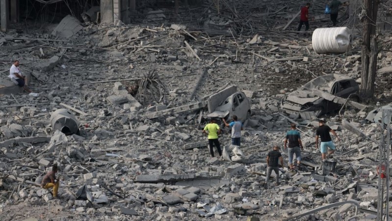 صواريخ على عسقلان وتل أبيب .. ومشاهد مرعبة للدمار في غزة