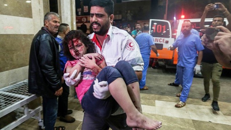 غزة تنزف وتقاوم .. المستشفيات مهددة  ولا وقود لسيارات الاسعاف وحصيلة العدوان اكثر من 8000 شهيدا