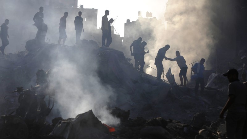 وحشية القصف على غزة ترفع اعداد الضحايا .. وواشنطن تبحث عن أسراها بالمسيرات ولا وقف للنار