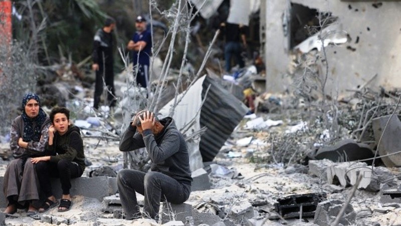 الجيش الإسرائيلي يقصف 300 هدف في غزة وينذر المستشفى الاندونيسي بالاخلاء