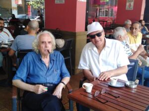عبد الرحيم التوراني مع بول شاوول في مقهى بشارع الحمرا