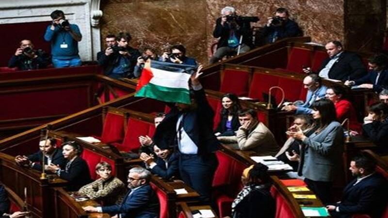 علم فلسطين في البرلمان الفرنسي يثير زوبعة سياسية وإعلامية!