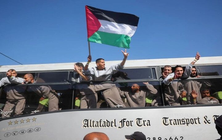 الأسرى الفلسطينيون المفرج عنهم.. حرية بطعم الحذر