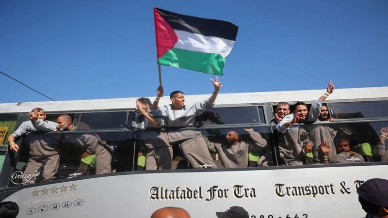 الأسرى الفلسطينيون المفرج عنهم.. حرية بطعم الحذر