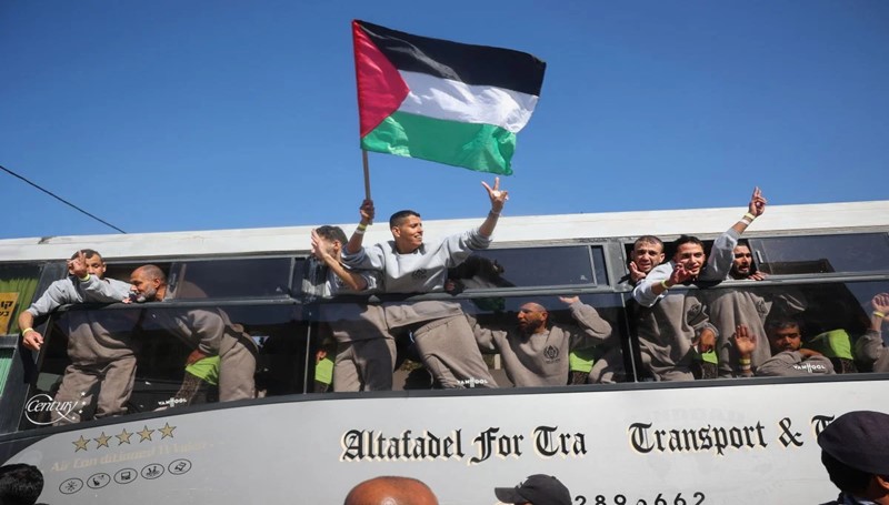 الأسرى الفلسطينيون المفرج عنهم.. حرية بطعم الحذر