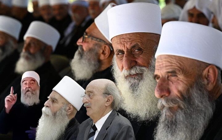 هل يورّط حكمة الهجري الدروز كما ورّط بشار الأسد العلويين؟
