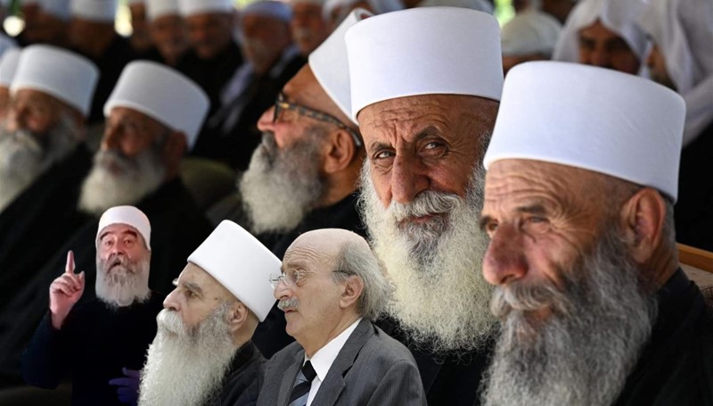 هل يورّط حكمة الهجري الدروز كما ورّط بشار الأسد العلويين؟