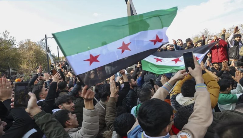 سوريا المُعلّقة: لا فوضى عارمة… ولا ديمقراطيّة قريبة
